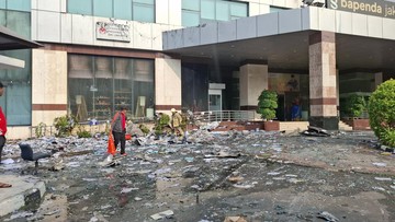 Damkar Sisir Tumpukan Kertas di Gedung Bapenda DKI Cegah Api Menyala Lagi