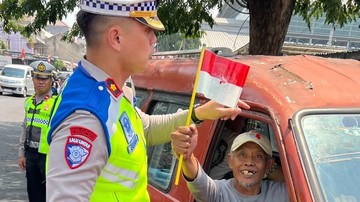 Polantas Bekasi Bagikan Bendera ke Ojol dan Angkot Jelang HUT RI
