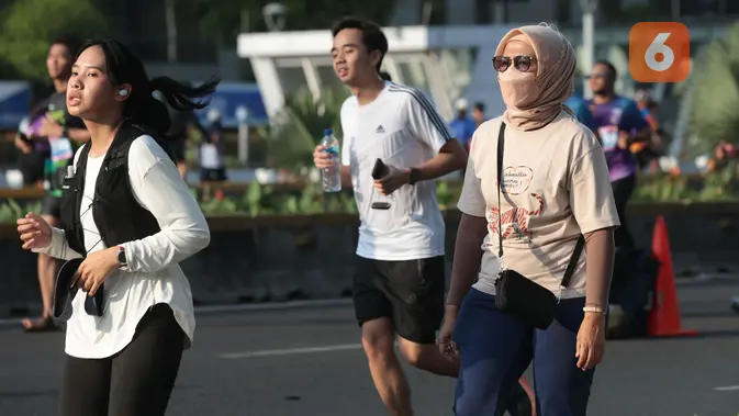 Warga Bermasker Tetap Lari di CFD Jakarta Saat Abu Vulkanik Menyebar