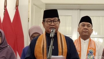 BREAKING: Pramono Perintahkan Bersihkan Gunungan Sampah Dekat SD