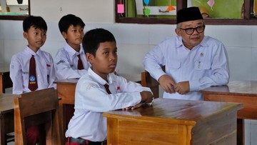 Dana BOS Bisa Bayar Gaji Guru Non-ASN, Porsi Maksimal 20 Persen