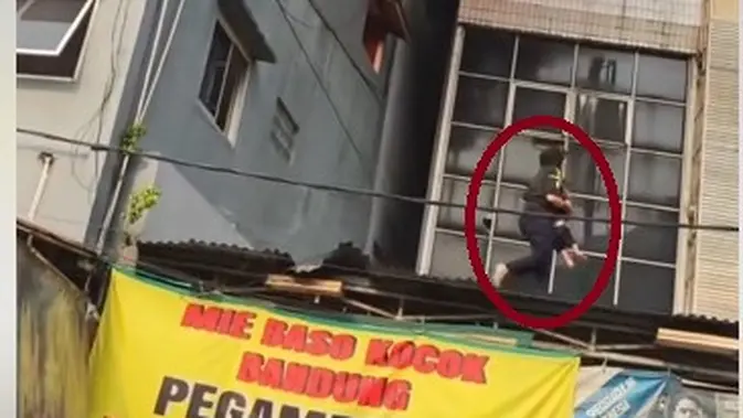 BREAKING: Wanita Lompat Lantai 2 Selamatkan Bocah dari Kebakaran RM Padang