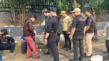 Polisi Periksa Acak Massa Menuju Kawasan Aksi DPR