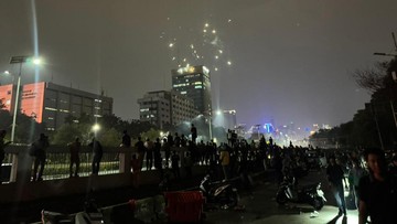 BREAKING: Lalin Depan Gedung DPR Ditutup, Massa Masih Bertahan