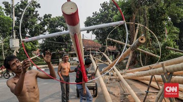 BREAKING: Pembuat Pohon Panjat Pinang Banjir Order Jelang 17 Agustus