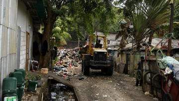 BREAKING: 140 Ton Sampah Tutup Akses Sekolah SD di Cengkareng, Evakuasi Darurat