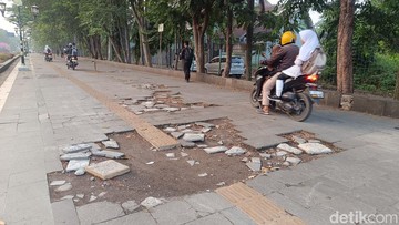 BREAKING: Trotoar Sentul Hancur Diterabas Ribuan Motor
