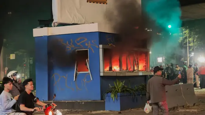 Pos Polisi di Bawah Flyover Slipi Terbakar Hebat