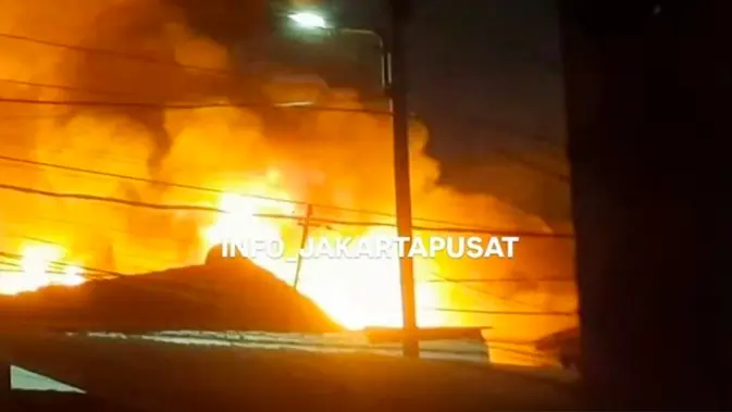 BREAKING: Kebakaran Besar Landa Permukiman Padat Senen Jakarta Pusat