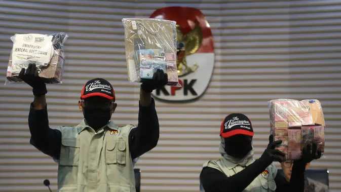 KPK Resmi Tahan Rektor Unsoed Akhmad Sodiq