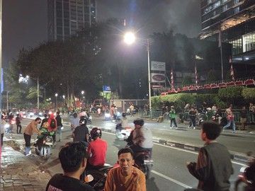 Massa Masih Bertahan di Kawasan KS Tubun Jakpus Malam Ini