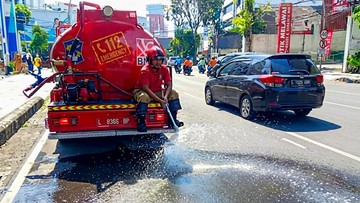 Damkar Surabaya Semprot Jalanan Demi Redam Suhu Panas Ekstrem