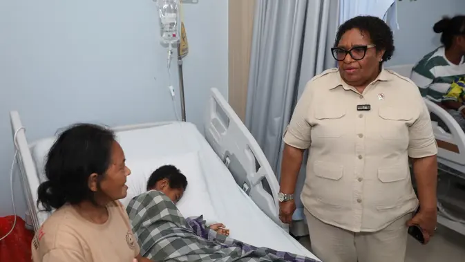 Wamendagri Ribka Haluk Tinjau Langsung Korban Keracuan MBG di RSUP Jayapura