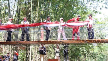 Bupati Jember Resmikan Dua Jembatan Gantung Didanai PSMTI dan Pegadaian