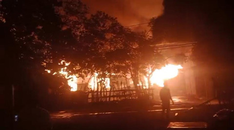 Kebakaran Hanguskan Ratusan Rumah Adat Sade Lombok Tengah