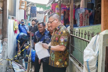 Kenneth DPRD DKI Bantu Anak Disabilitas Saat Tinjau Saluran Air