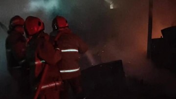 Si Jago Merah Mengamuk di Kafe Ciracas, 6 Unit Damkar Diterjunkan
