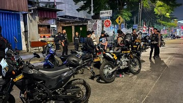 BREAKING: Patroli Brimob-Polres Jaktim Sitakan Dua Motor Pemuda di Pulogadung