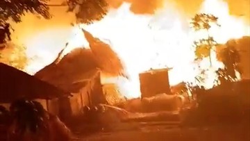 Kebakaran Hanguskan Rumah Adat Sade di Lombok Tengah