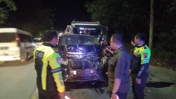 Mobil Ditabrak Truk, KH Anwar Zahid Tetap Isi Pengajian