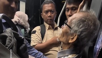 BARU SAJA: Lansia Bingung di Halte Cawang Dievakuasi Petugas ke Keluarga