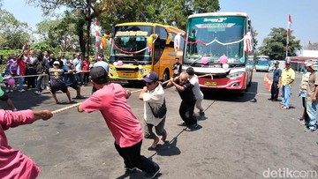 BREAKING: Lomba Tarik Bus HUT RI ke-81 di Lebak Bulus Buka untuk Umum