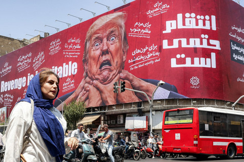 BREAKING: Teheran Pampang Billboard Trump Tercekik, 'Balas Dendam Tak Terelakkan'