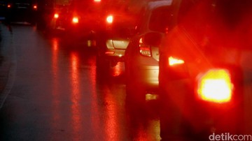 Macet Total Buperta Cibubur Mengular ke Tol Jagorawi Malam Ini