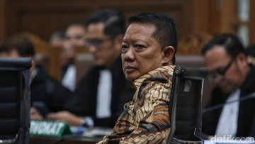 Brankas hingga 74 Kilogram Emas, Dakwaan Eks Jampidsus Bikin Hela Napas
