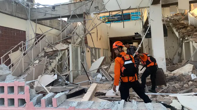 BREAKING: Gempa 7,7 SR Hantam Maumere, Tim SAR Evakuasi Korban