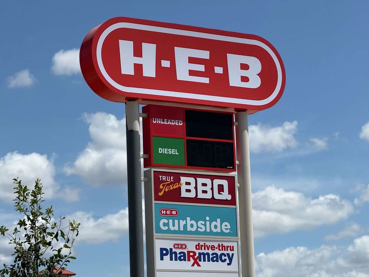 New 114,000-Square-Foot H-E-B Supermarket Takes Shape Along Interstate 35 in San Marcos
