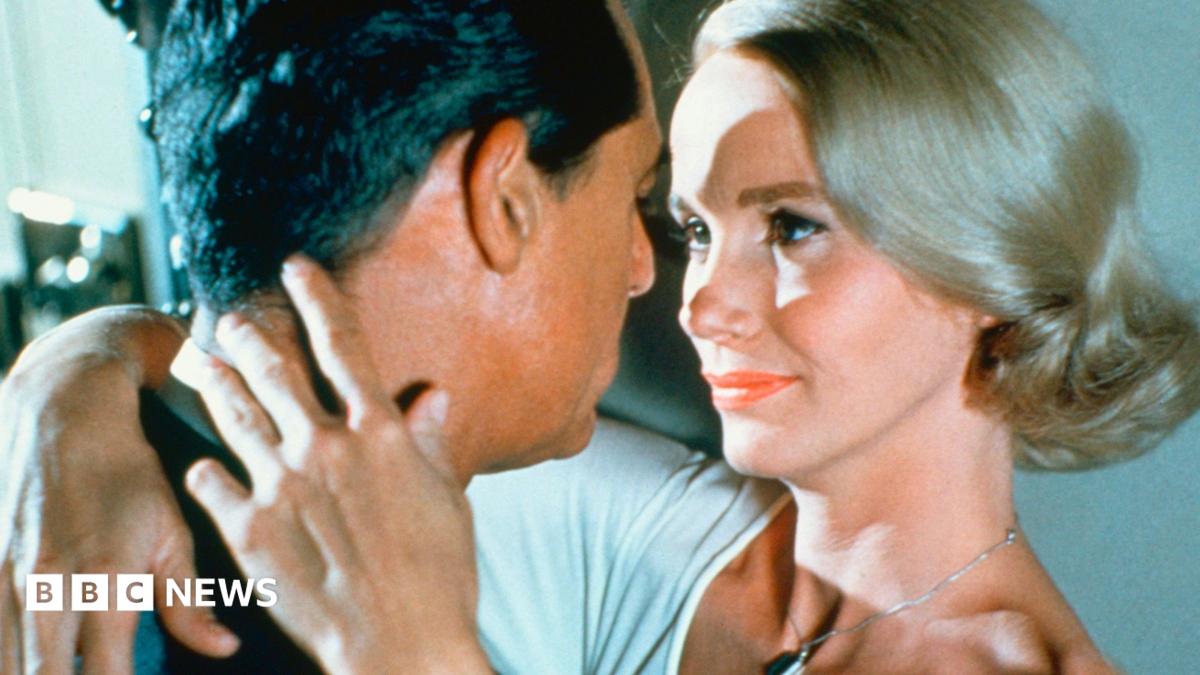 Eva Marie Saint, Oscar Winner and Hitchcock Muse, Dies at 102