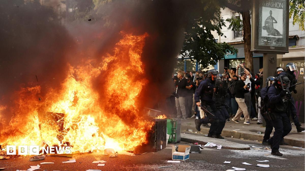 France Suspends Stun Grenades in School Protests After Teenager Loses Hand
