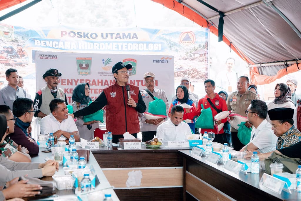 Menteri Sosial Tinjau Korban Banjir Bandang Solok, Salurkan Logistik
