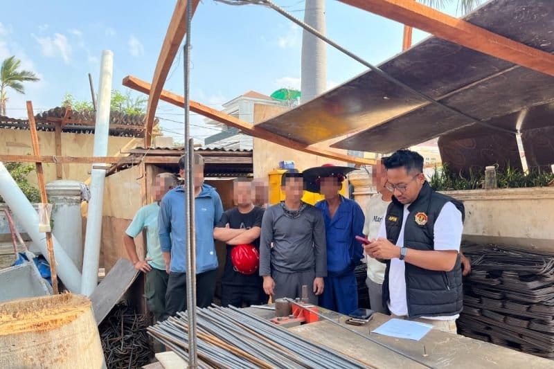 Imigrasi Ringkus 10 WN China yang Bekerja Sebagai Kuli Bangunan di Pluit