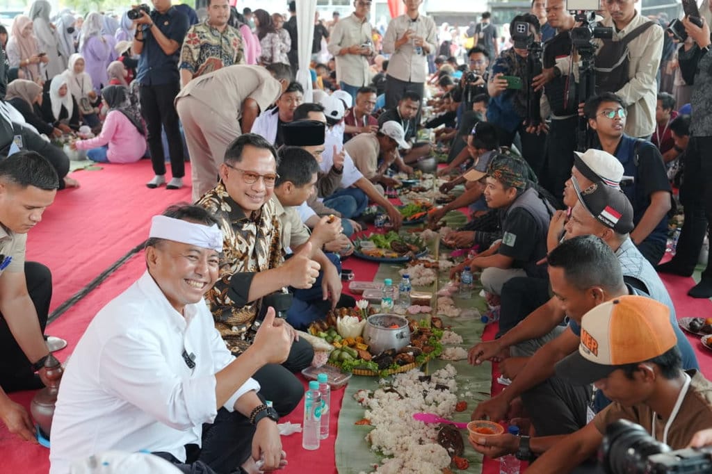 Mendagri Santap Nasi Liwet Bersama Sopir Truk di Purwakarta
