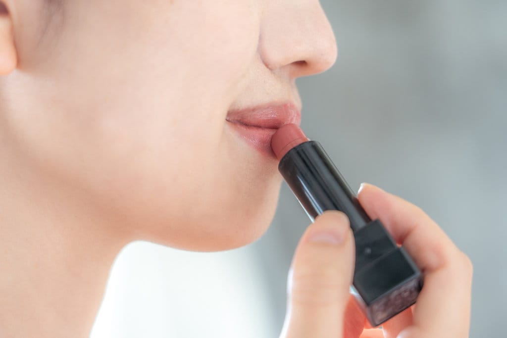 Verifikasi: Profesi Lipstick Tester dan Perannya di Industri Kosmetik