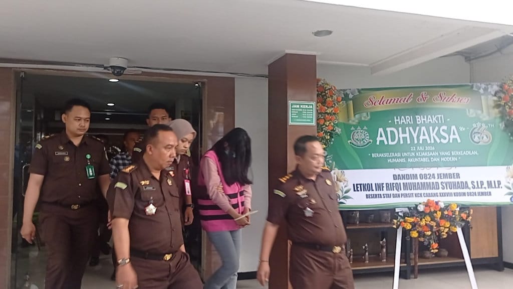 Korupsi Bank Jatim Capem Kalisat: Tiga Tersangka, Dua Ditahan