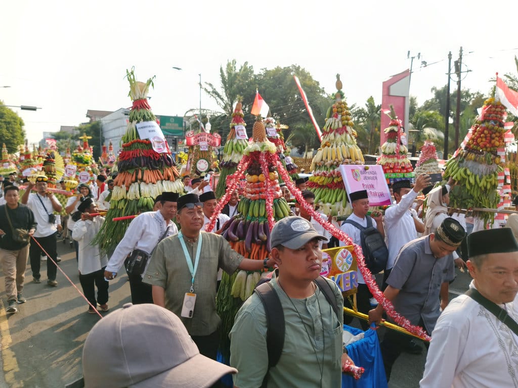 Kirab Ancak Agung Jember Ricuh, Ratusan Warga Jarah Gunungan Sebelum Doa
