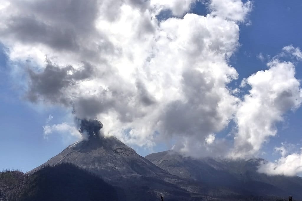 Tiga Gunung Api Erupsi Beruntun: Ibu, Lewotobi Laki-laki, dan Semeru