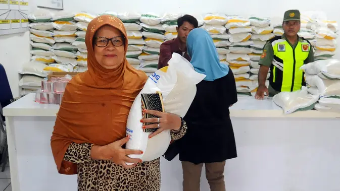 Bapanas Tugaskan Bulog Salurkan Bansos Beras 10 Kg per Keluarga