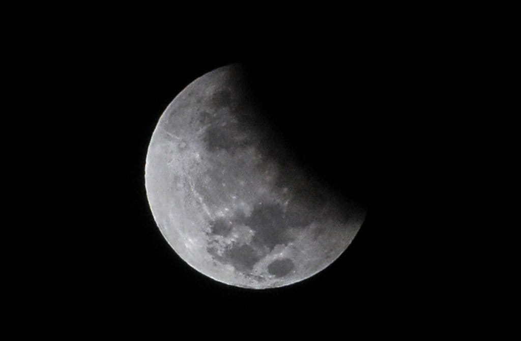 Verifikasi Klaim Tabrakan Roket SpaceX ke Bulan pada 2026