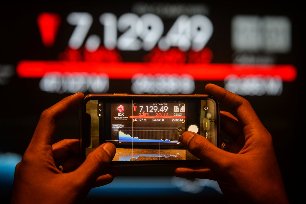 Rupiah Melemah Tipis, IHSG Justru Melonjak di Awal Sesi