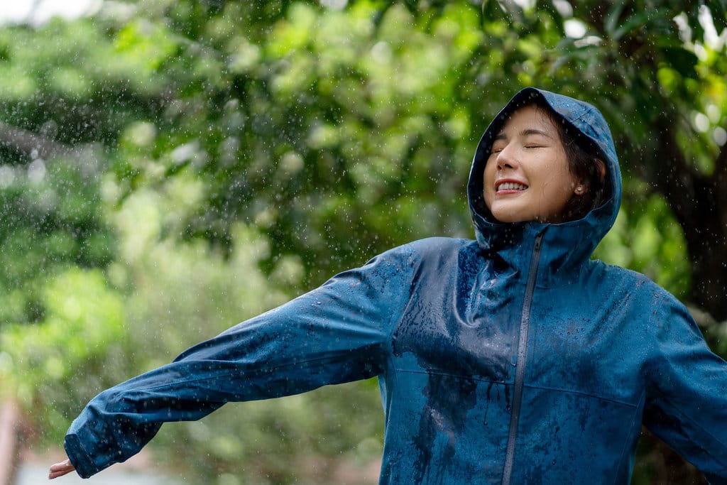 Verifikasi: Benarkah Waterproof Sama dengan Water Resistant?