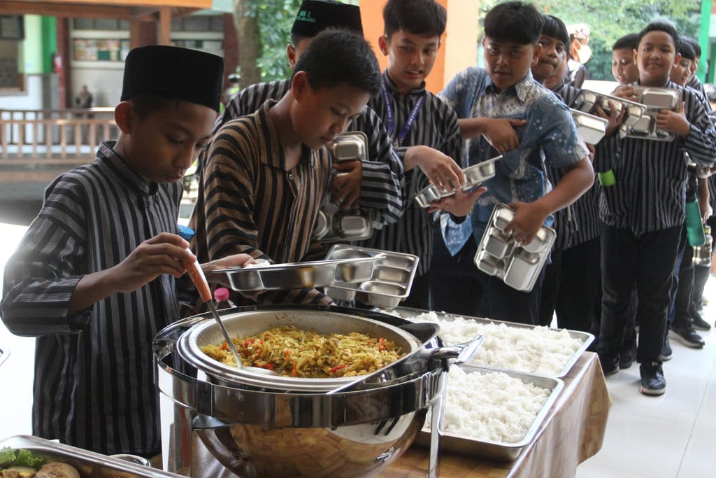 Uji Coba MBG Prasmanan dan Bayang-Bayang Keracunan Massal