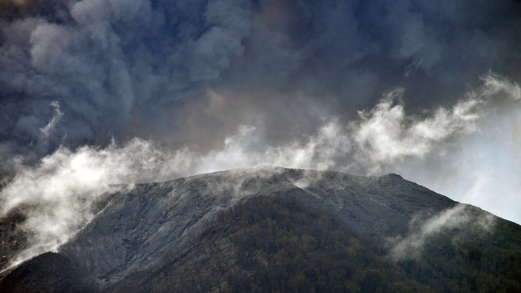 Mengenal Proses, Dampak, dan Tanda Letusan Gunung Api