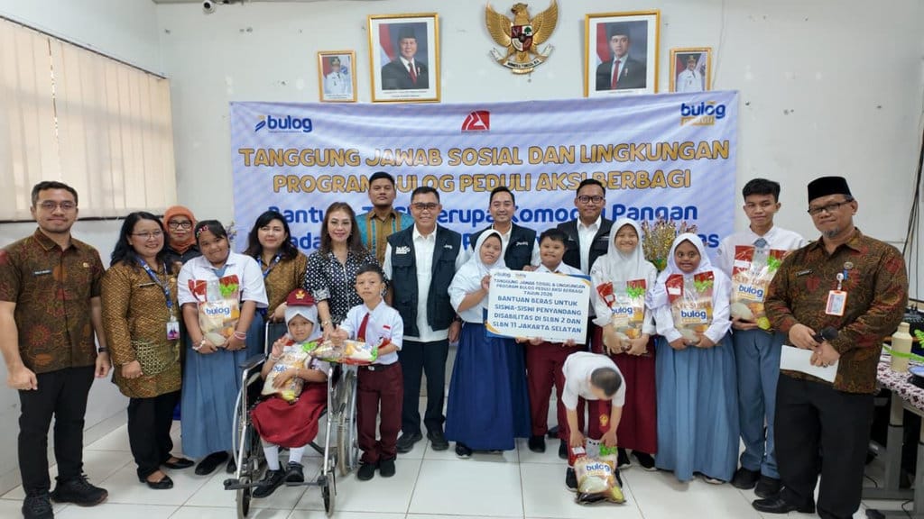 BULOG Bagikan 500 Paket Beras untuk Siswa SLB Jakarta