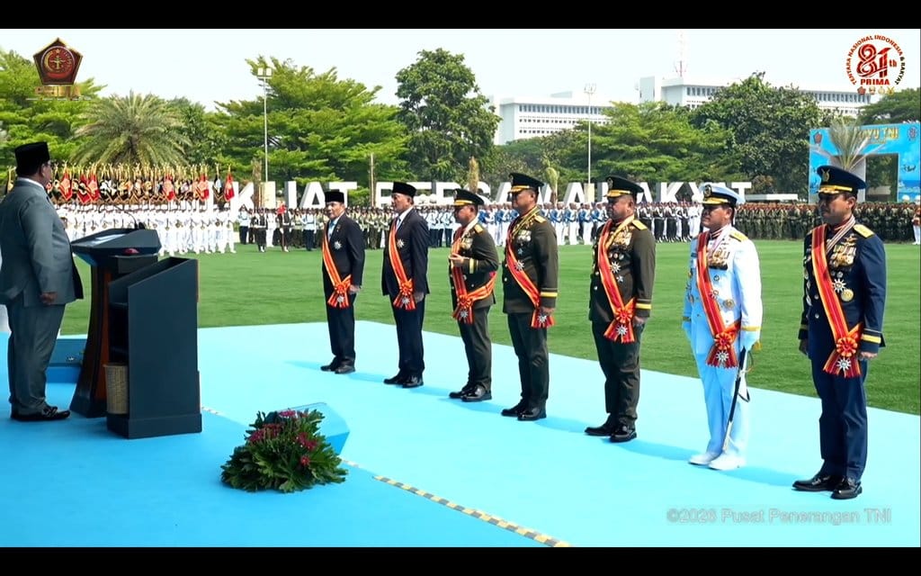 Prabowo Anugerahkan Tanda Kehormatan kepada Menhan dan Eks Menko Polkam