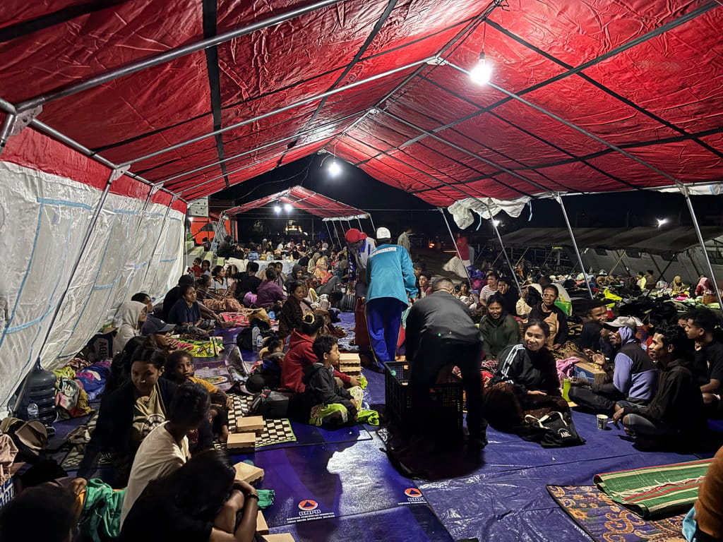 Verifikasi Klaim Pengungsian Gempa di Stadion Samador Sikka