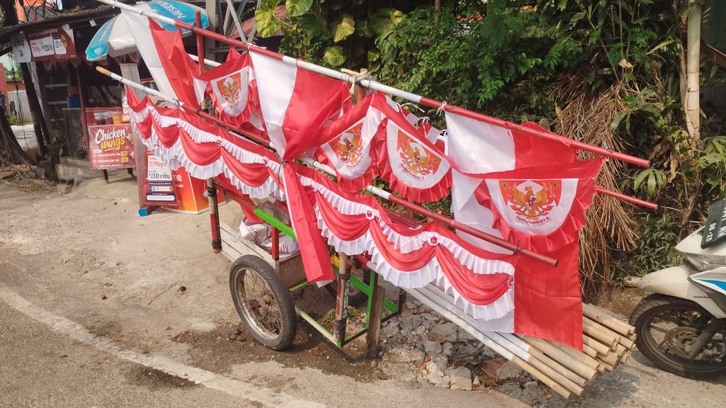 Di Antara Bendera Berkibar, Pedagang Kecil Menaruh Harapan pada Negara